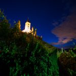 Kastelatz Kirchlein bei Nacht mit Sternenhimmel