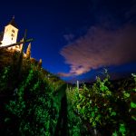 Kastelatz Kirchlein bei Nacht mit Sternenhimmel