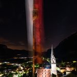 Tramin bei Nacht mit Tirolerfahne