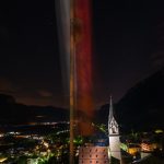 Tramin bei Nacht mit Tirolerfahne