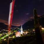 Tramin bei Nacht mit Tirolerfahne