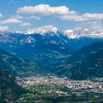 Blick von Perdonig nach Bozen mit Schlern und Rosengarten