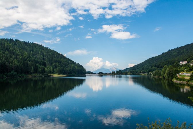 Blick über das Lago delle Piazze bis zum Monte Bondone