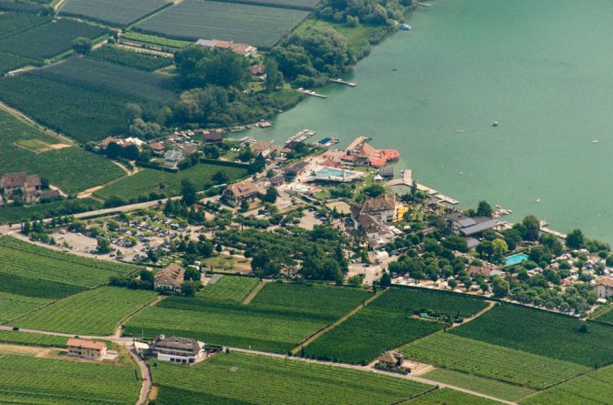 Blick vom Göller auf den Lido Betrieb am Kalterer See