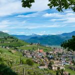 Blick auf das Weindorf Tramin mit Kalterer See im Frühling