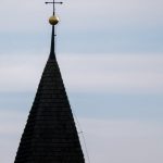 Kugelkreuz Kirchturmspitze St. Antonius Kirche in Klobenstein