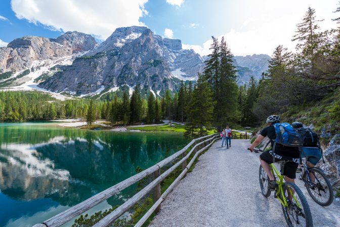 Der Seerundweg ist bei Spaziergänger seht beliebt. Ob Mountainbiker auch die Runde fahren dürfen bin ich mir nicht so sicher.Am Pragser Wildsee