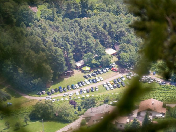 Der Festbetrieb auf dem Festplatz in Graun oberhalb von Kurtatsch wartet