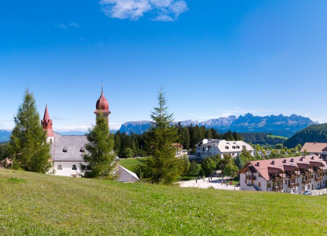 Maria Weißenstein mit Rosengarten im Hintergrund