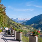 Blick von der Sonnenterrasse des Restaurants Hotel Eberle am Ende der Oswaldpromenade zum Rosengarten