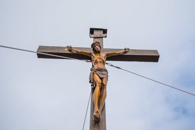 Hergott auf dem Gipfelkreuz der Kassianspitze hoch über dem Latzfonser Kreuz