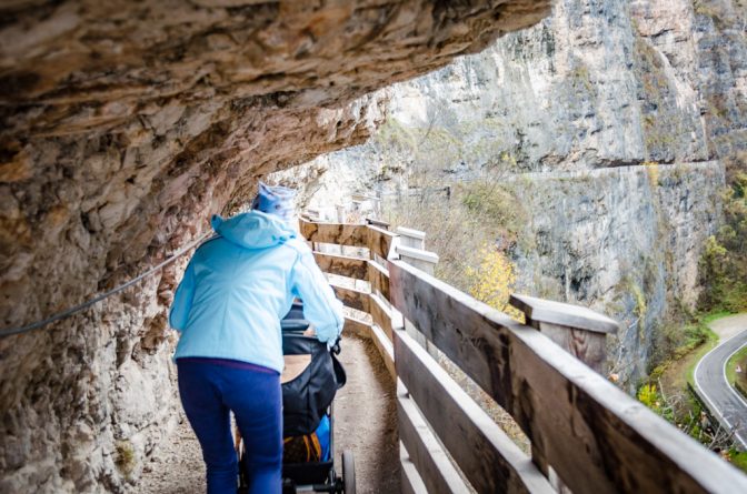 Wer der Felsensteig (sentiero Frassati) nach San Romedio benutzt, muss sich ab und an bücken.