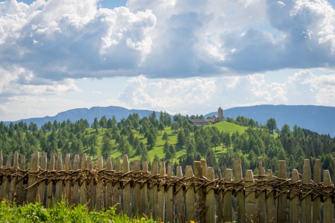 Holzzaun mit Kirche St. Jakob auf Langfenn