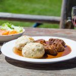 Knödel mit Gulasch