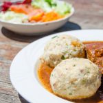 Knödel mit Gulasch