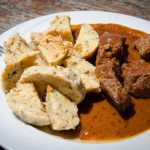 Knödel mit Gulasch