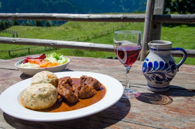 Knödel mit Gulasch