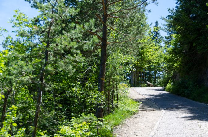 Die Cisloner Straße ist anfangs gepflastert