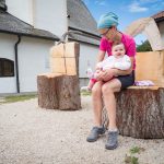 Anna und Anni auf Holzsessel