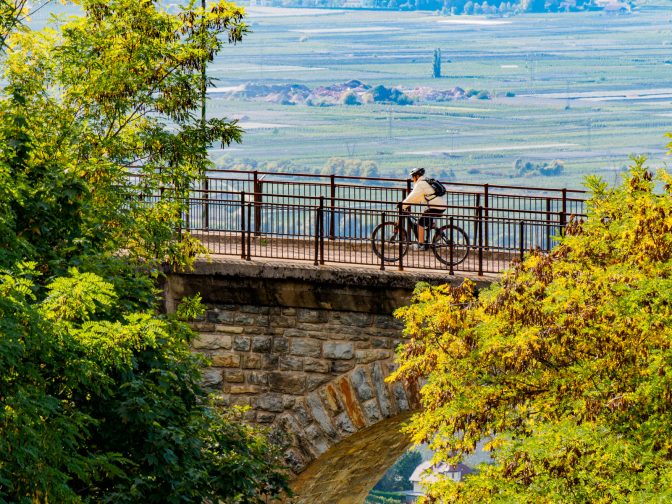 Montainbiker auf Bahntrasse Fleimstalbahn