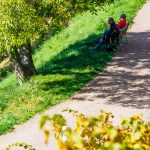 Spaziergänger auf Bahntrasse Fleimstalbahn