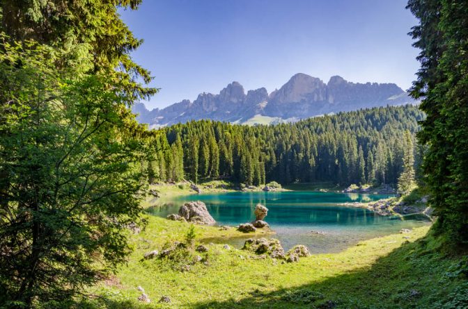 Karersee mit Rosengarten im Hintergrund