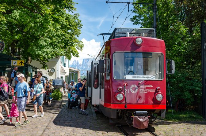 Bei der Bergstation der Rittner Seilbahn hält auch die Rittner Bahn