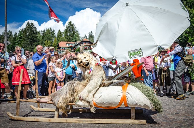 Krampus bei Trachtenumzug zu Maria Himmelfahrt in Oberbozen