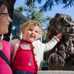 Anna mit Löwenstatue