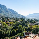 Ausblick vom Pulverturm (Bergfried Burg Ortenstein) auf Meran und Umgebung