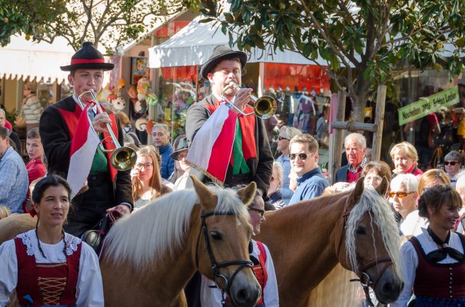 Berittene Trompeter kündigen den Beginn des Festumzuges des Traubenfests Meran an