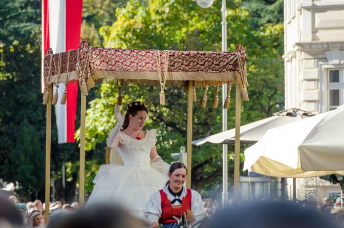 Kaiserin "Sissi" auf dem Traubenfest Meran