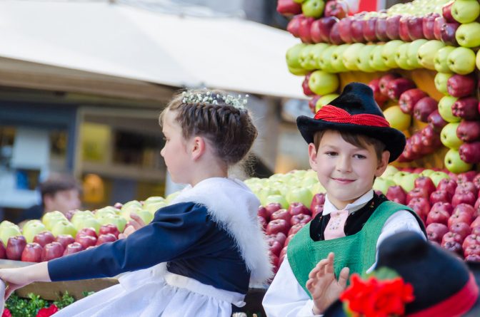 Kleine Teilnehmer der Parade Traubenfest Meran