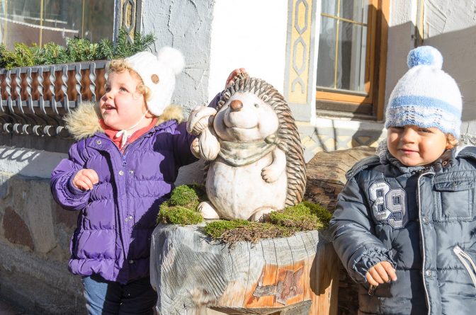 Anna und Hannes mit Igel