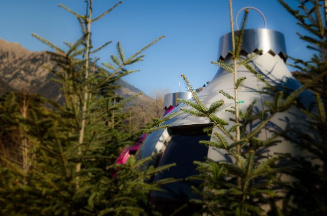 Große beheizte Christbaumkugel mit Tisch im Inneren. Der etwas andere Restaurant-Tisch.