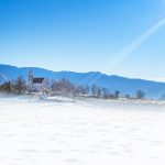 Sonnenstrahl auf die Kirche zum Heiligen Georg in Graun – Winter in Kurtatsch/Südtirol