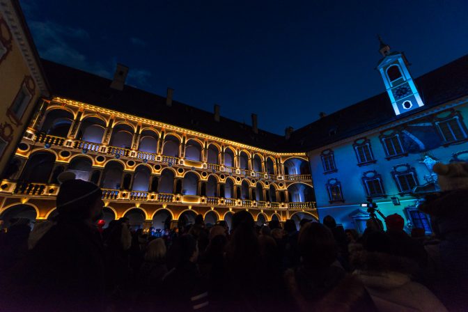 Die Arkaden des Südflügels der Hofburg werden beleuchtet