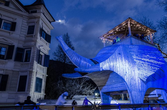 Holzeelefant mit Howdah und Kindereislaufplatz