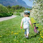 Rad fahren in der Apfelblüte