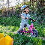 Rad fahren in der Apfelblüte