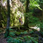 Anna beim Wandern auf dem Friedensweg