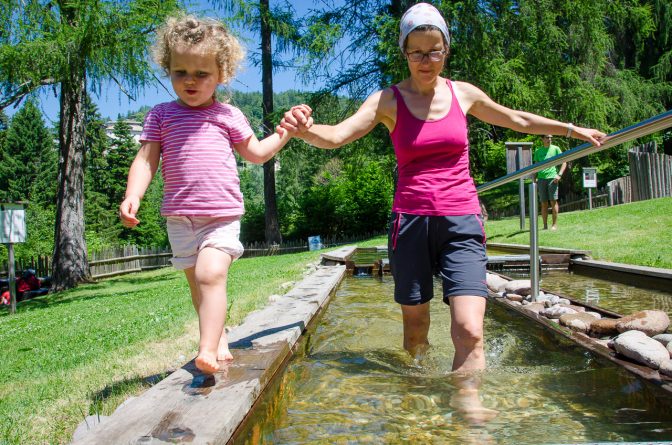 Wassertreten im Knie tiefen Wasser