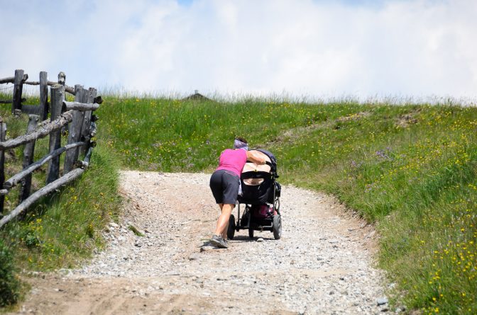 Kinderwagen schieben auf der Villanderer Alm