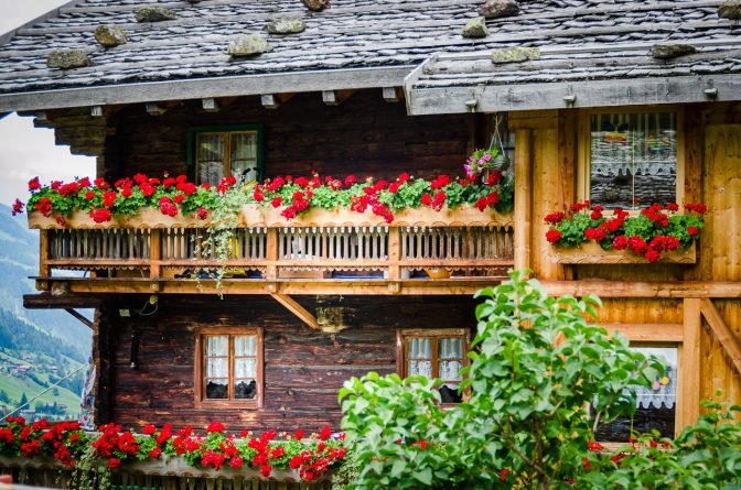 malerisches Bauernhaus mit Schindeldach am Ultner Höfeweg