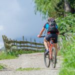 Mountainbiker am Ultner Höfeweg St. Nikolaus – Kuppelwies