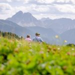 Seniorenpärchen auf der Alm blickt zum Peitlerkofel