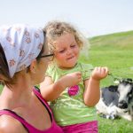 Anna mit Anni auf der Rodenecker Alm