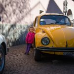 Anna mit Oldtimer