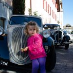 Anna mit Oldtimer