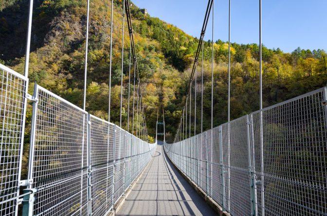 Hängebrücke hoch über dem Vilpianer Bach. Sie führt den Scholerweg zum Oberschol Hof hinüber.